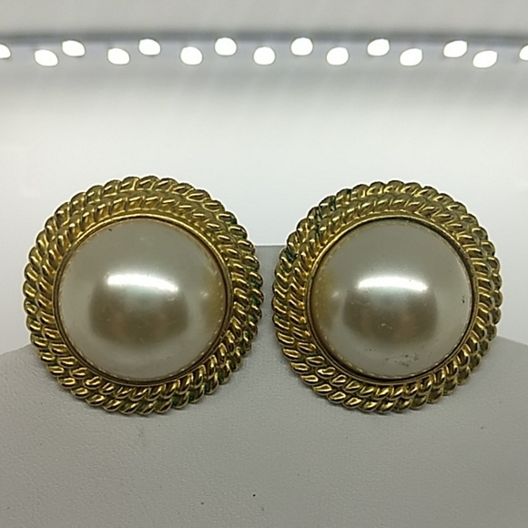 Jewelry - 8 items for $25 clip on earrings bag 37
